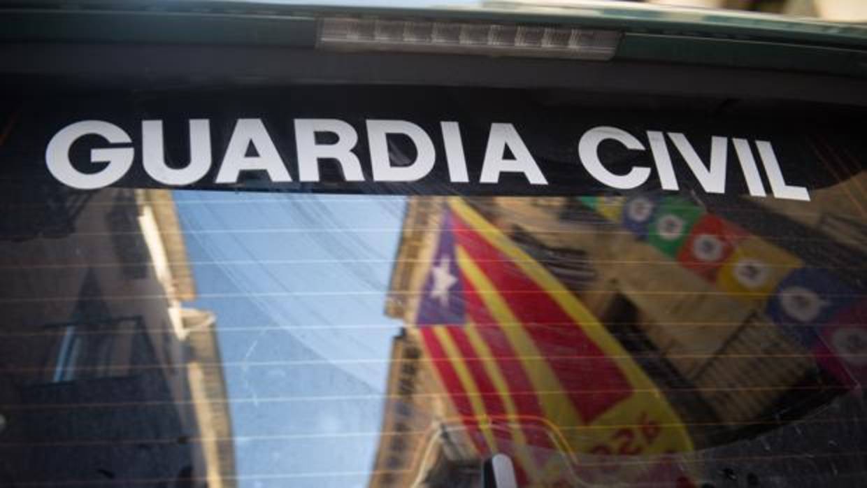 Una estelada se refleja en un vehículo de la Guardia Civil en el despliegue del lunes en Gerona