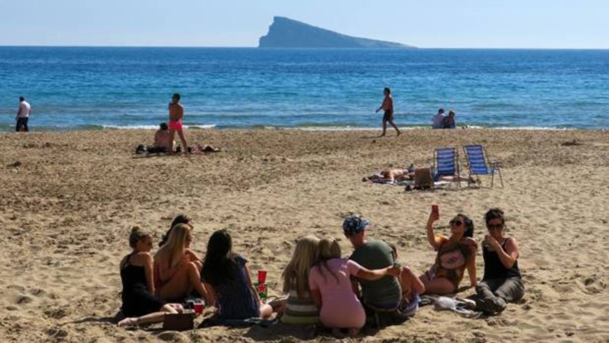 Turistas en una playa de Benidorm