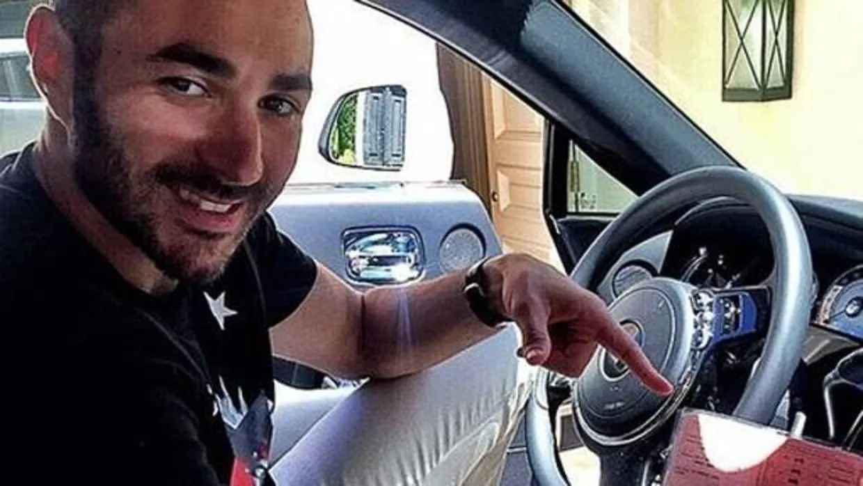 Karim Benzema, en uno de sus coches