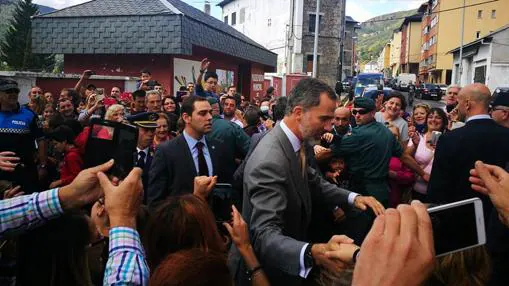 Don Felipe saluda a los vecinos de Villablino (León) que salieron espontáneamente a saludarle