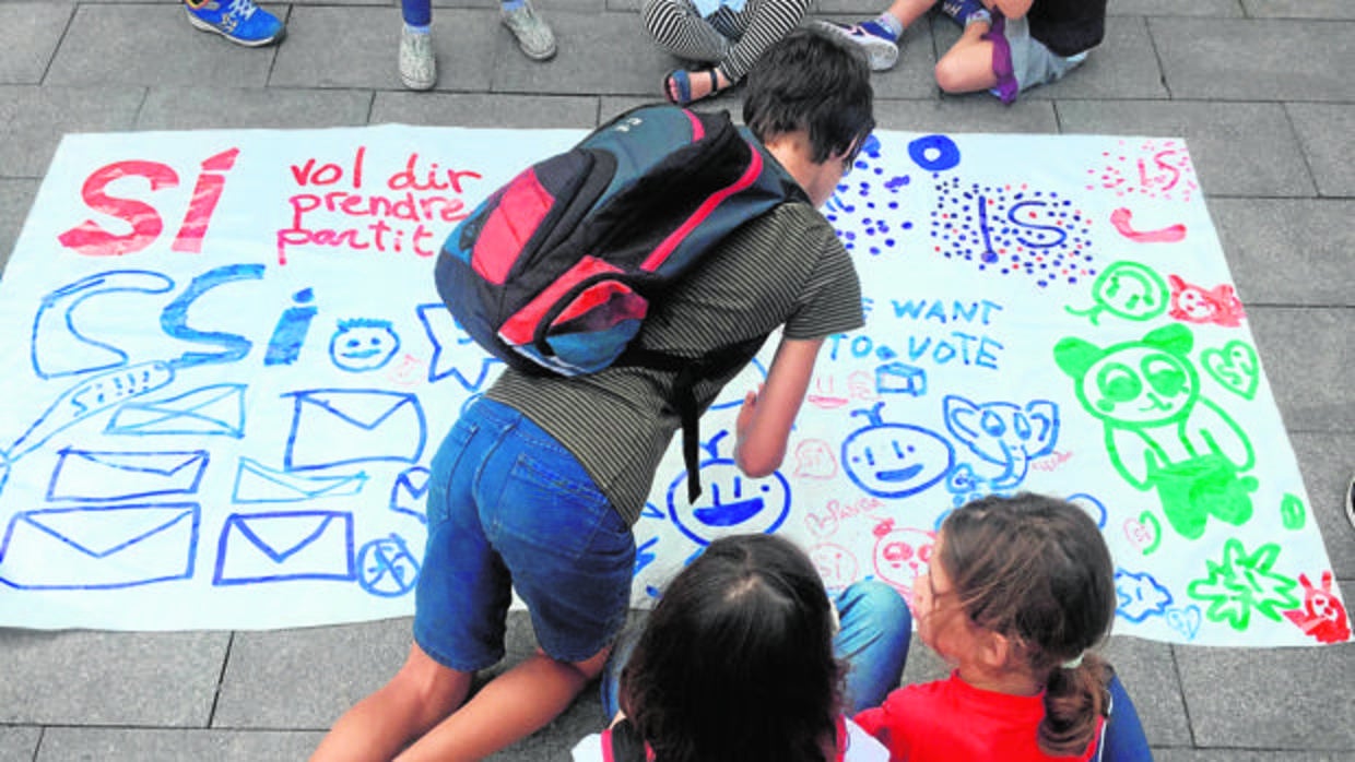 Niños pintan pancartas a favor del 1-O