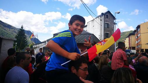 El niño Marcos Arias Sánchez, campeón de España de Alpino en Línea, muestra orgulloso la bandera de España durante la visita del Rey