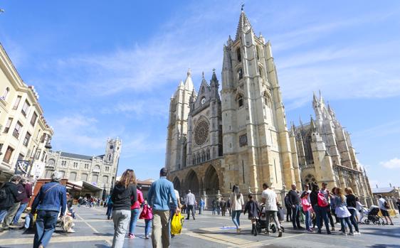 Turistas contemplan la Catedral de León en una imagen de archivo