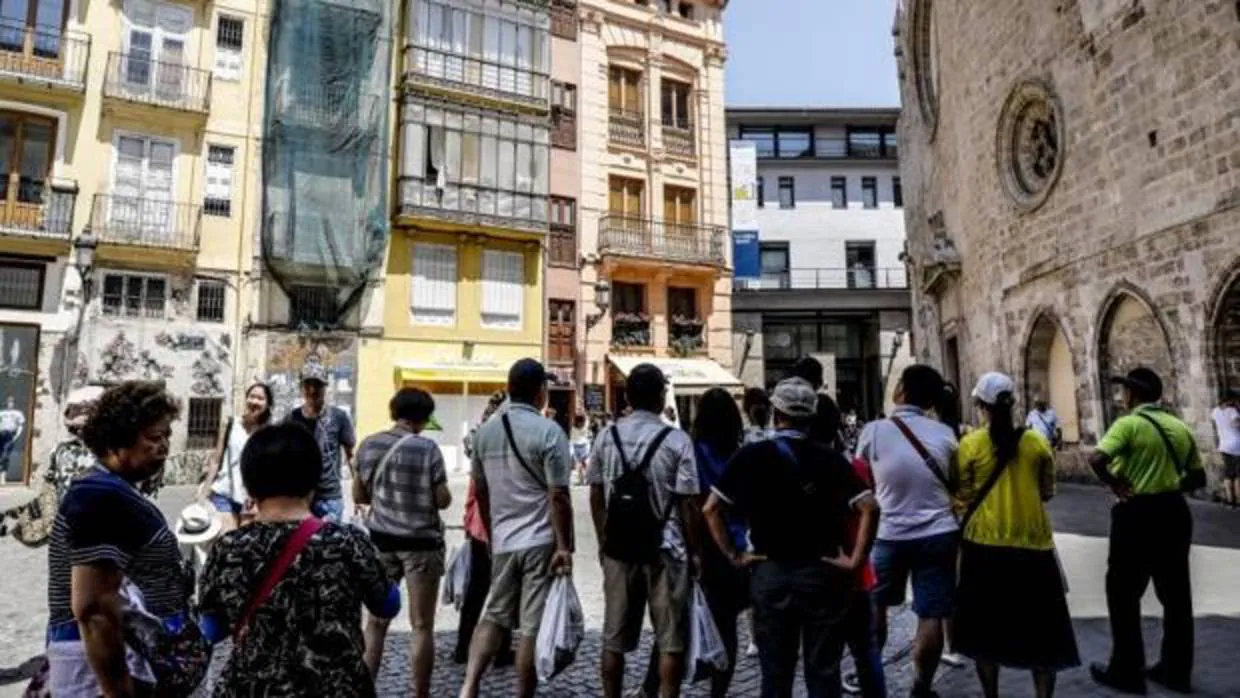 Un grupo de turistas visitan el centro de Valencia