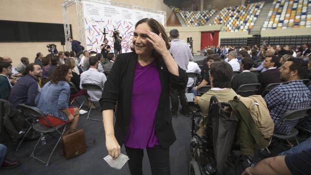 Colau pide al PSOE escuchar al «80% de catalanes que quieren votar»