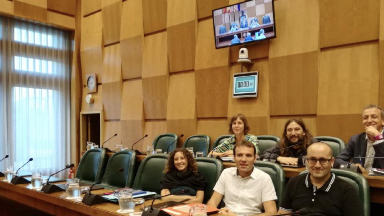 Los concejales de la franquicia zaragozana de Podemos, sonrientes tras ser plantados en el Pleno por todo los demás grupos políticos