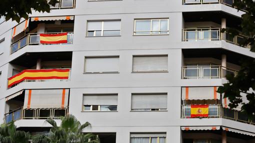 Imagen de banderas de España en un edificio de Valencia tomada este martes