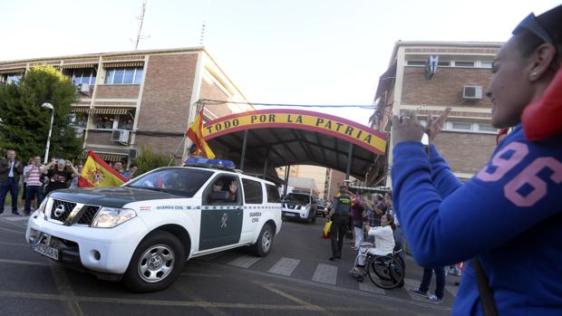 Efusiva despedida a una unidad especial de la Guardia Civil de Toledo rumbo a Cataluña