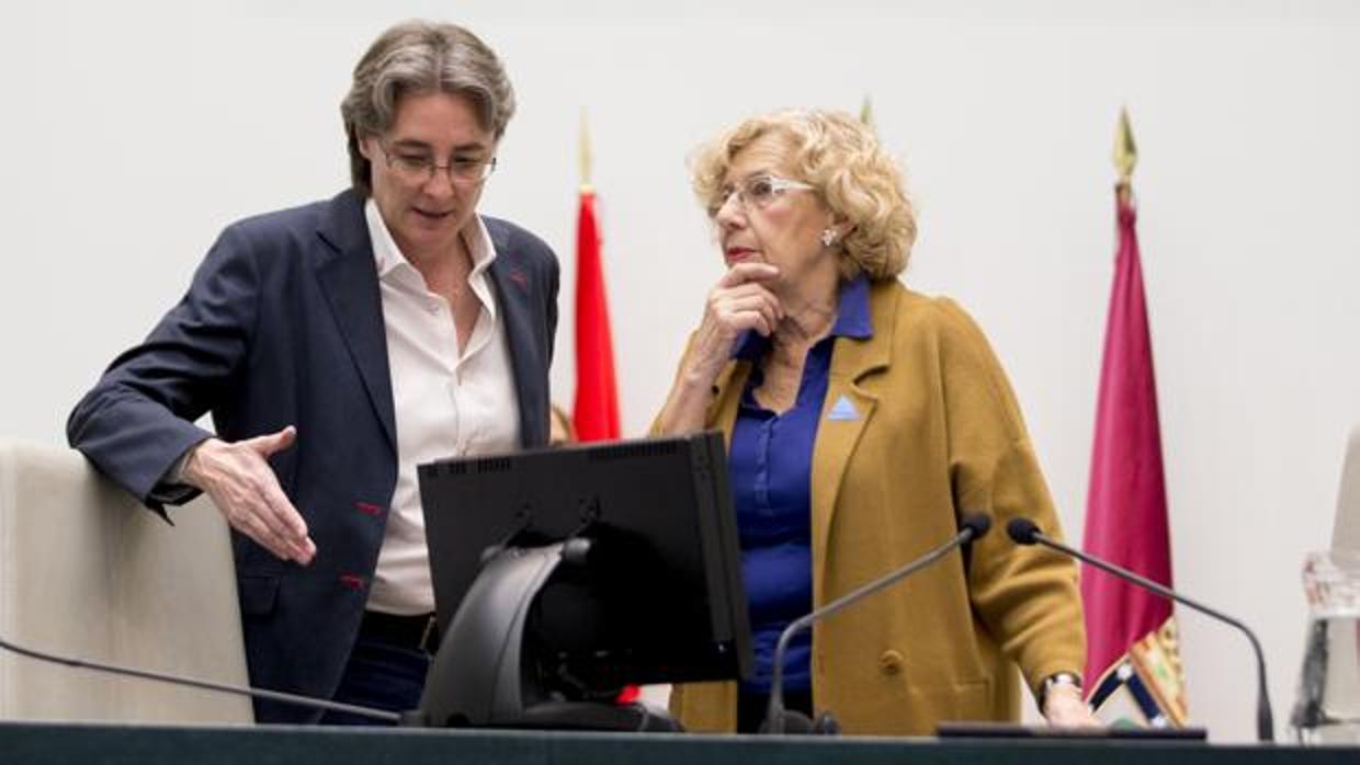 Marta Higueras junto a Manuela Carmena en una sesión del Pleno en Cibeles