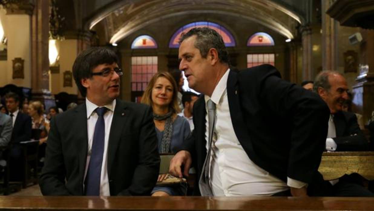 Forn habla con el presidente de la Generalitat, Carles Puigdemont