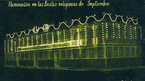 Exterior de la fábrica Manuel Maestre Calzados El Cid iluminada para Fiestas de Septiembre. Años 30