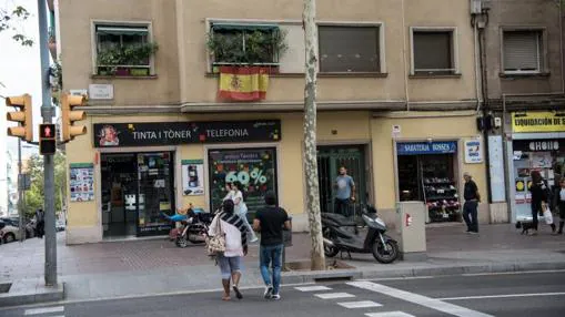 Una bandera de España cuelga de una ventana de Nou Barris