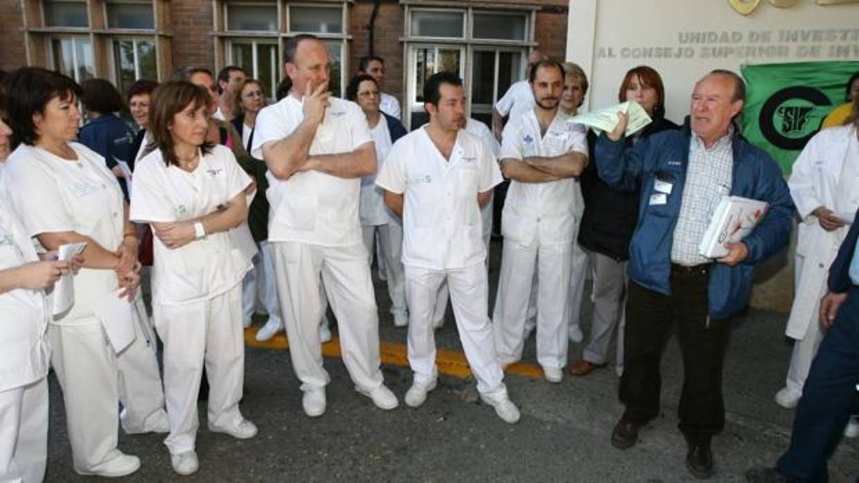 Trabajadores del Sescam, a las puertas del Hospital de Parapléjicos de Toledo