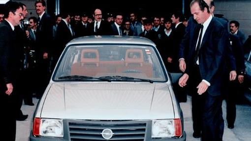 Don Juan Carlos, durante la inauguración de la factoría en 1982, ante un «Corsa»