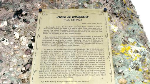 Réplica en piedra del fuero de Brañosera (Palencia)