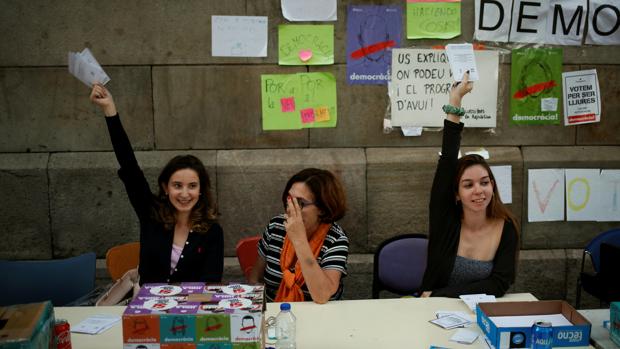 «Som Escola» llama a acampar en colegios y hacer actividades para evitar precintos