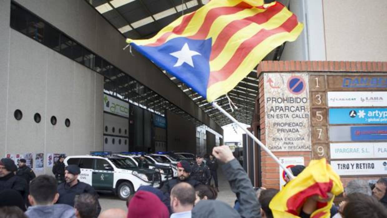 Simpatizantes independentistas protestan ante los agentes de la Guardia Civil,