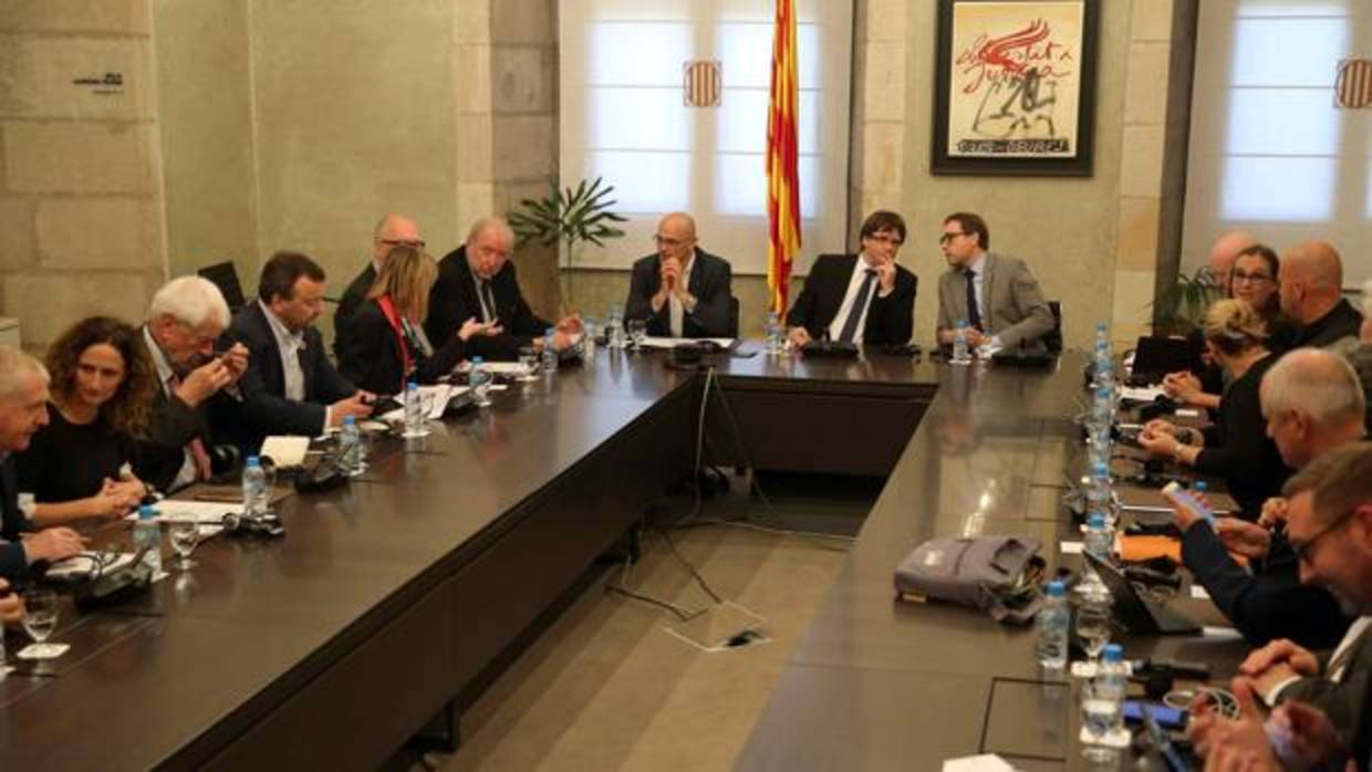 Puigdemont junto a los diputados internacionales invitados a seguir la votación