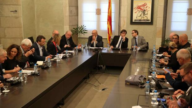 Puigdemont recibe a 30 diputados internacionales que seguirán la votación «sobre el terreno»