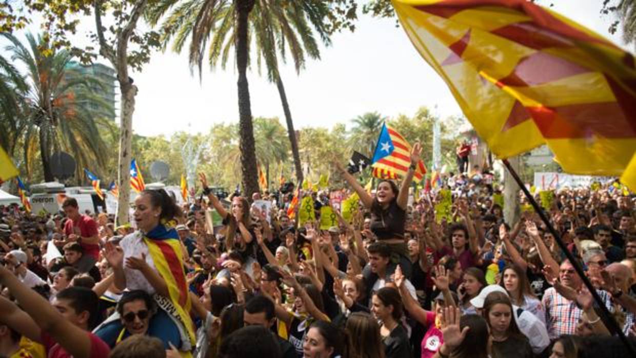 Miles de manifestantes a favor del referéndum ilegal previsto para el 1 de octubre