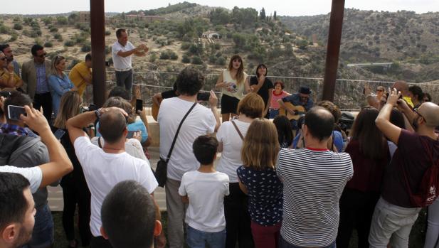 Concierto sorpresa de Rozalén en la terraza del Bú