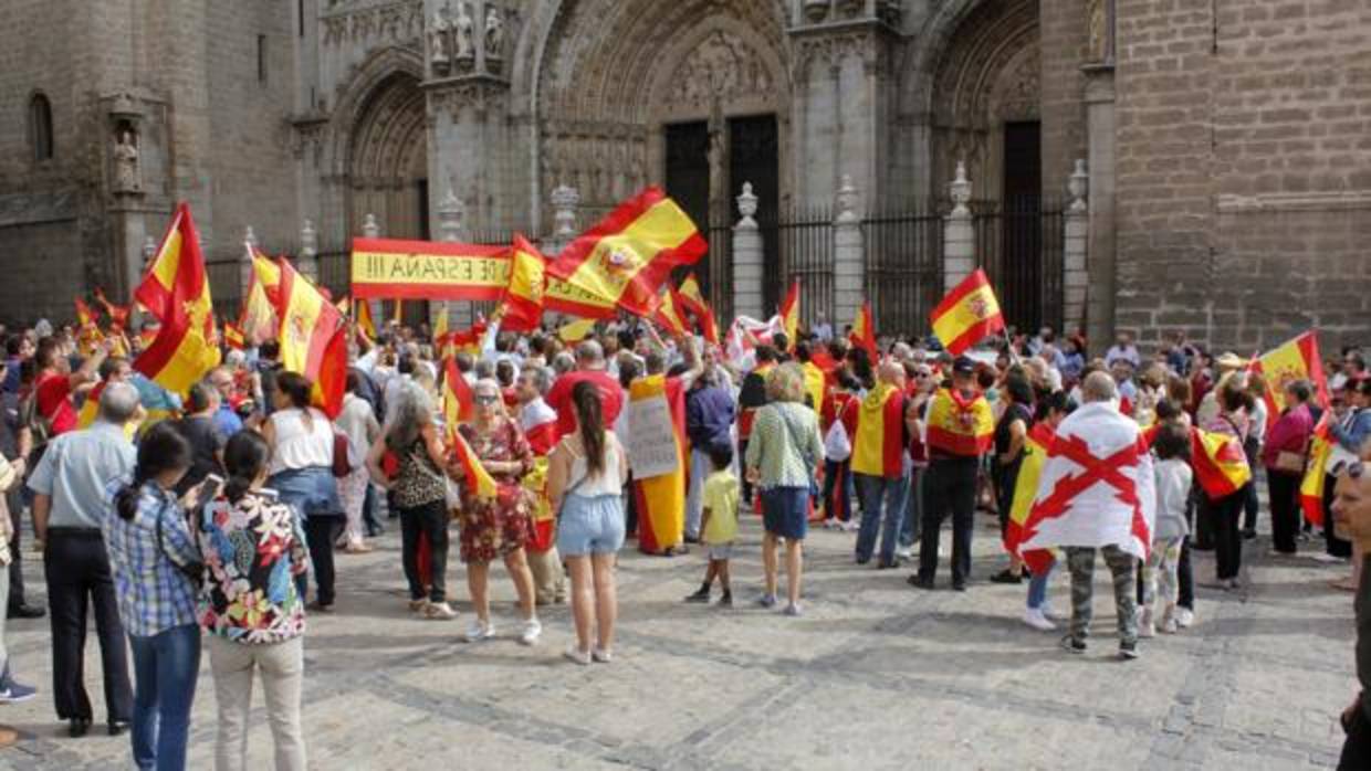 La protesta, en la plaza del Ayuntamiento, junto a la catedral de Toledo