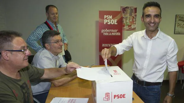 Un 30,45 por ciento de los afiliados del PSOE-M habían votado a las 14.00 h. en las primarias