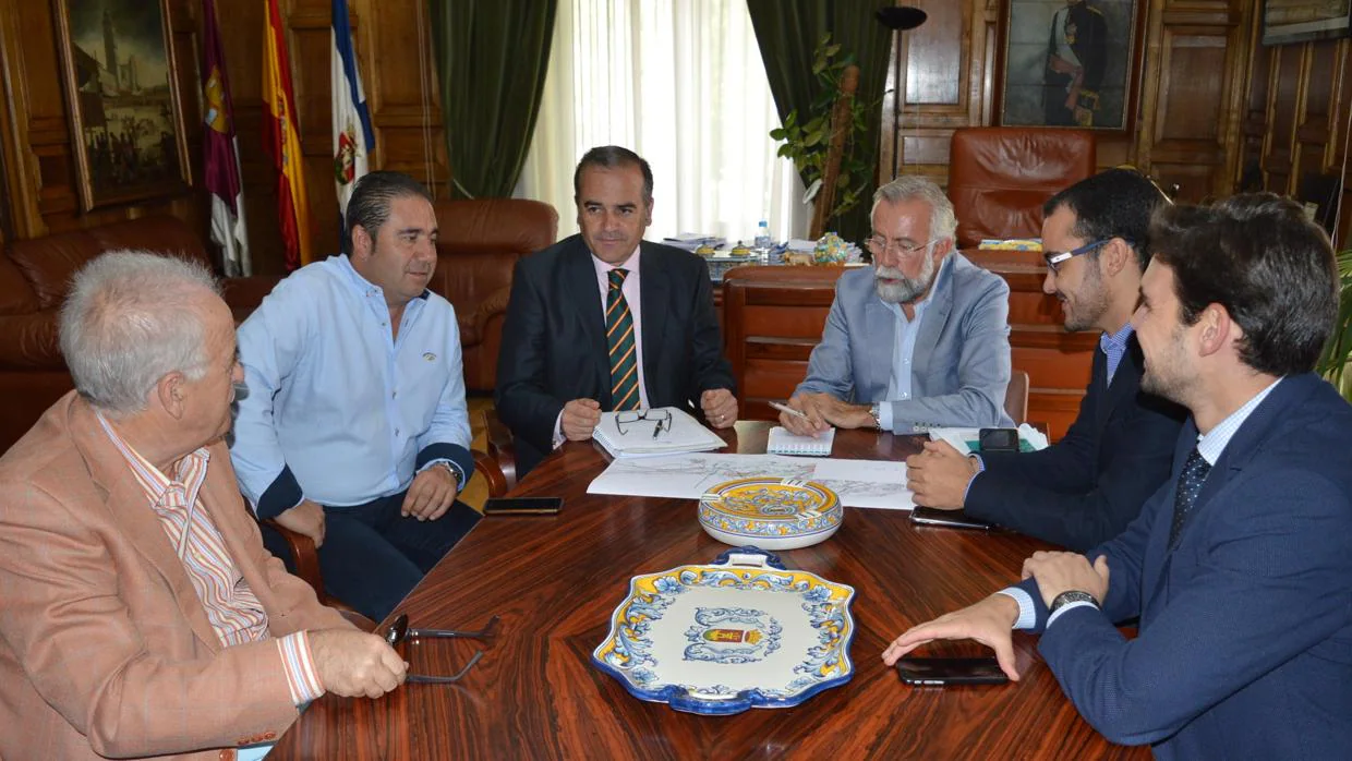 Un momento de la reunión, este sábado, en el Ayuntamiento de Talavera