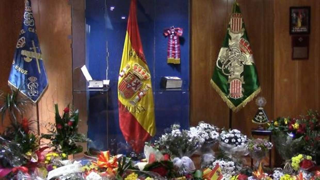 Ramos de flores de ciudadanos anónimos depositados en la sede de la Guardia Civil de Barcelona