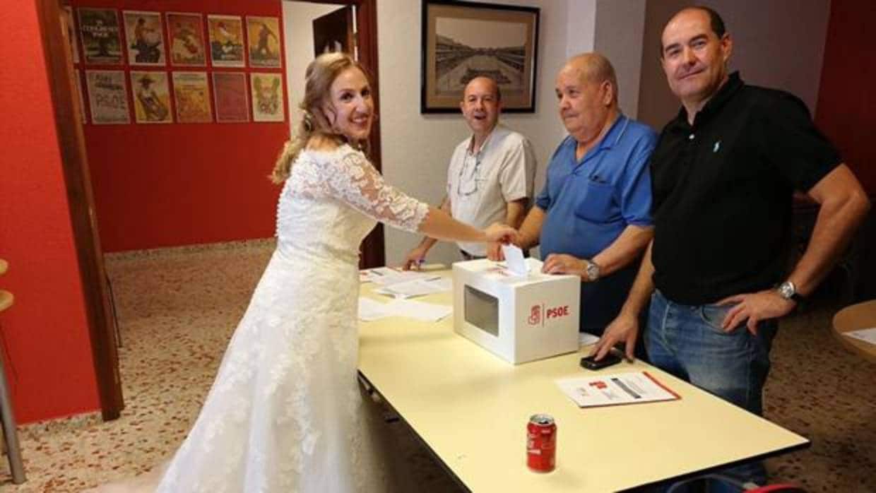 La novia, votando en la sede del PSOE de Almagro