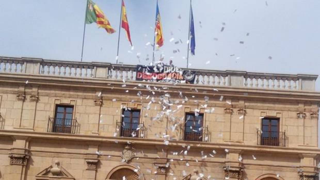 Imagen del momento en el que se lanzan las papeletas del referéndum de Cataluña