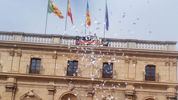 Un grupo de personas se cuela en el Ayuntamiento de Castellón y lanza papeletas del referéndum desde el tejado