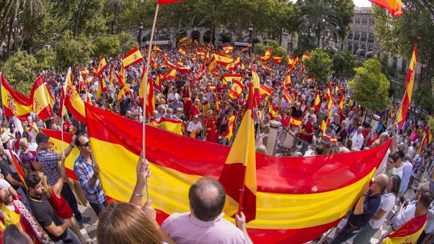 España se echa a la calle y se une contra el desafío secesionista catalán