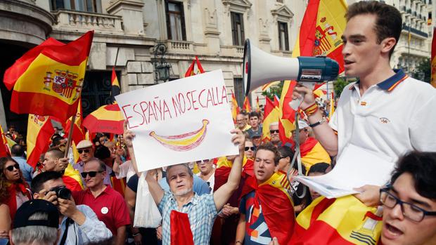 «Nos engañan, Cataluña es España»: Valencia se llena de banderas españolas para defender la unidad