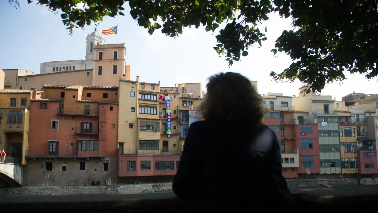 Imagen de espaldas de una mujer de Gerona no independentista, en su ciudad natal, que oculta su nombre para explicar su historia
