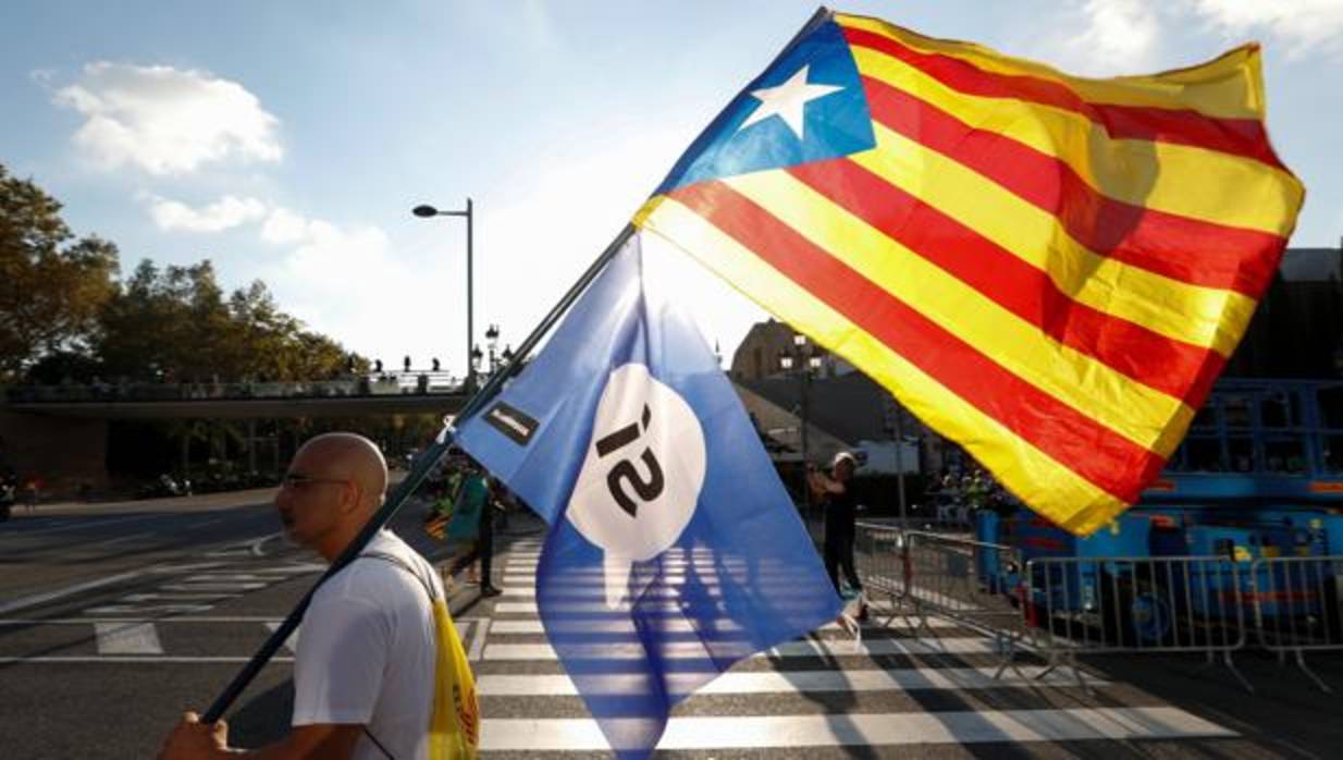 Una manifestante porta una estelada en un acto pro referéndum en Barcelona