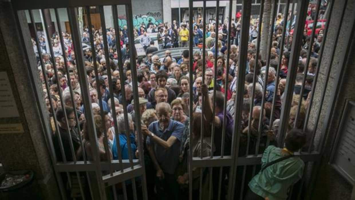 Centenares de personas a las puerta de un colegio en Barcelona