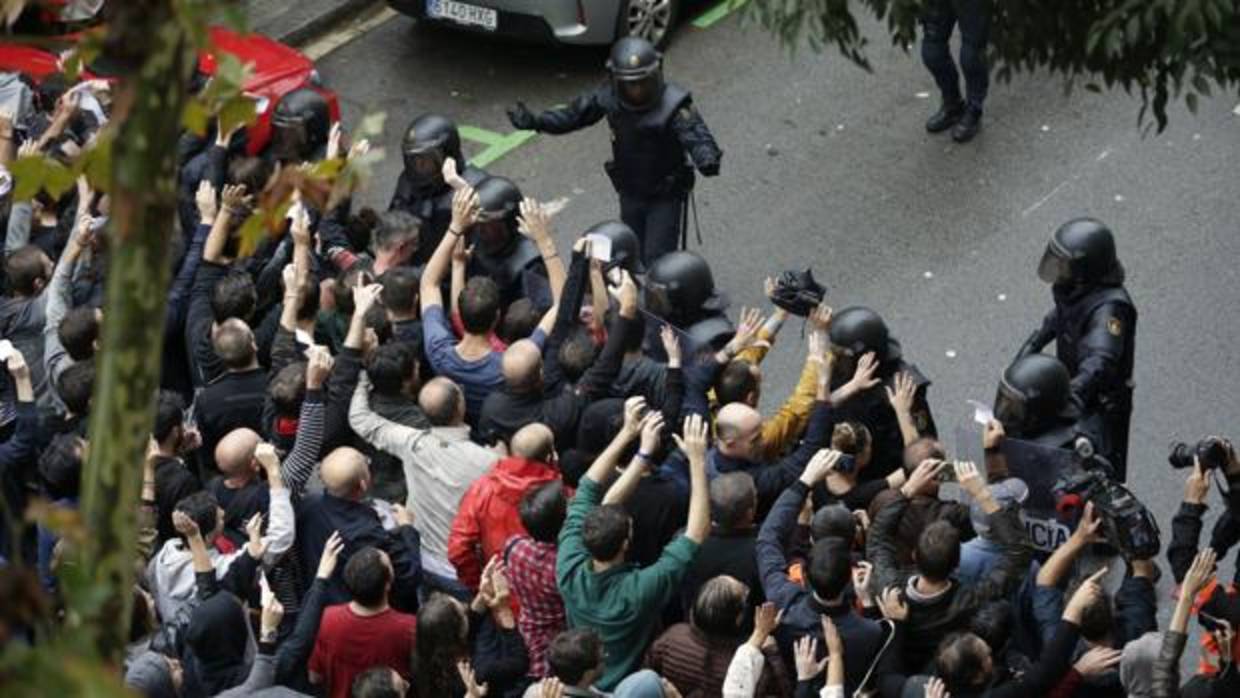 Agentes antidisturbios dorman un cordon de seguridad en el Ramon Llull, donde ha resuiltado herido el joven