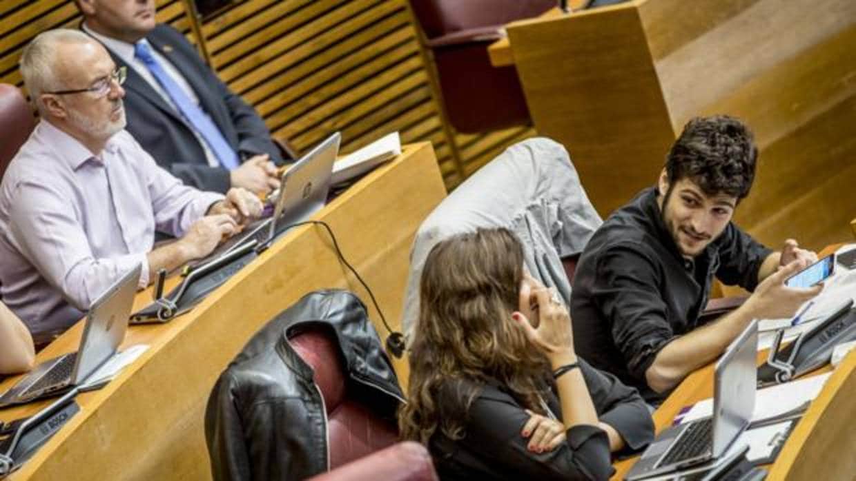 Imagen reciente de Estañ junto a otros miembros del grupo Podem en las Cortes