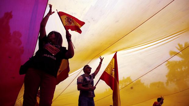 Despliegan una bandera gigante de España en la plaza del Ayuntamiento de Valencia a favor de la unidad