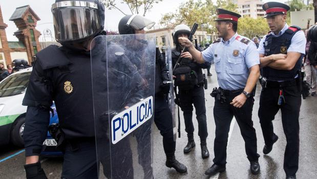 Los sindicatos policiales anuncian acciones contra los Mossos por su escandalosa actuación en el 1-O