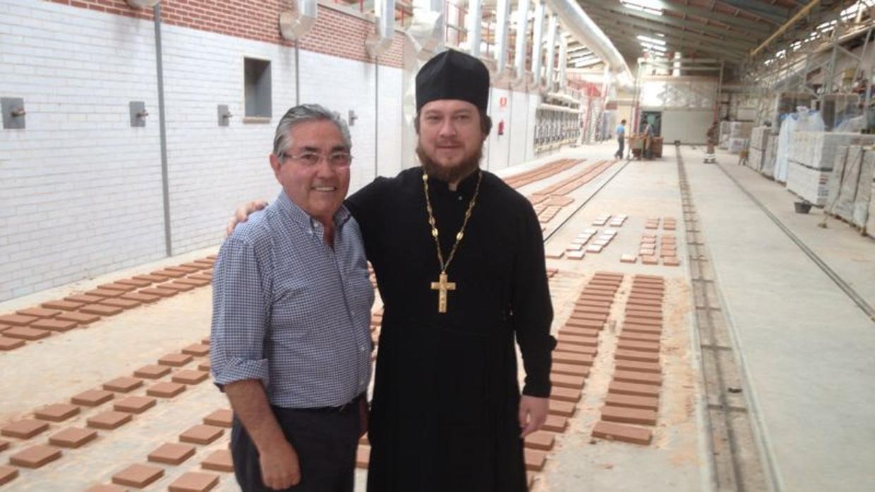 Antonio Rodríguez, fundador de la empresa, junto a un capellán mayor de la iglesia ortodoxa de Rusia que visitó la fábrica de La Paloma para supervisar el proyecto