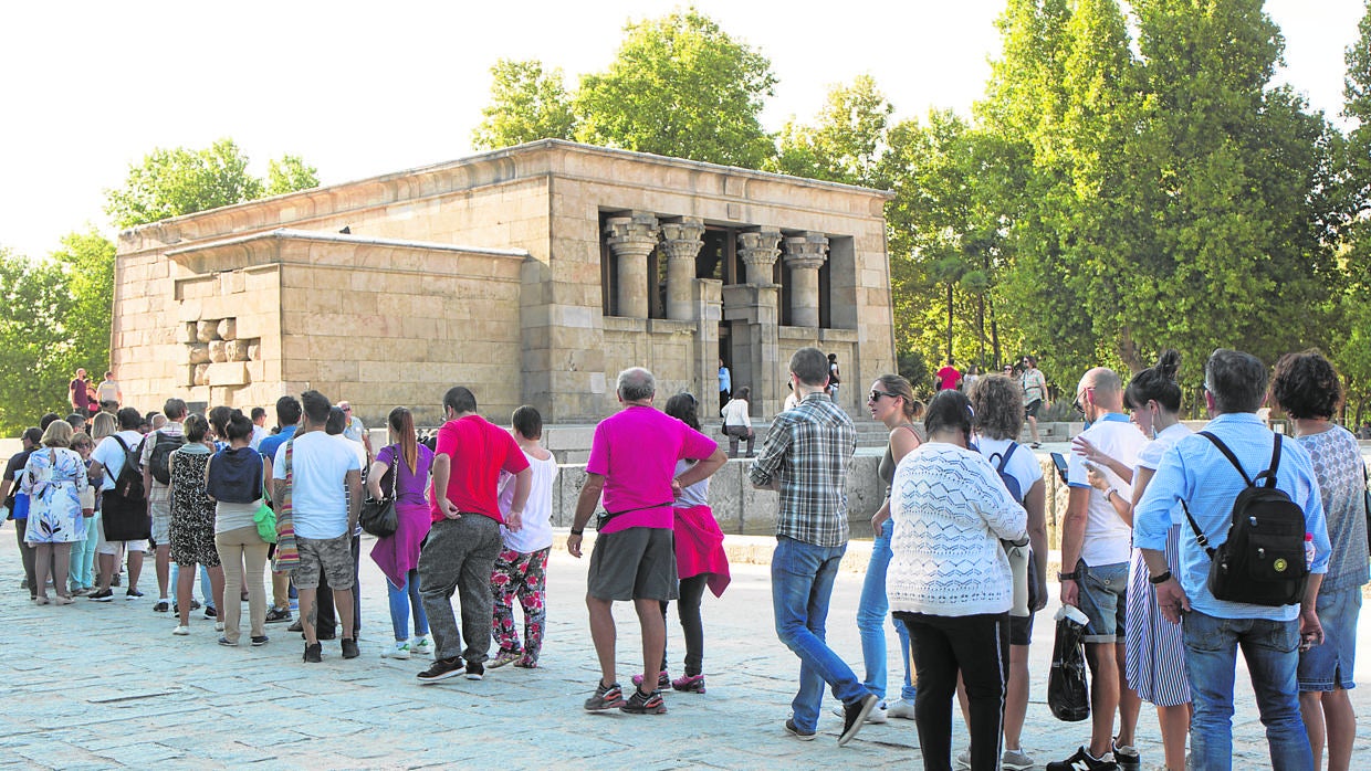 Colas de visitantes ante el Templo de Debod