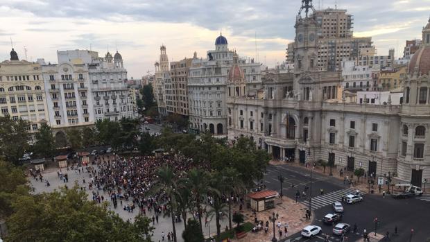 Cientos de personas apoyan el referéndum en una marcha en Valencia