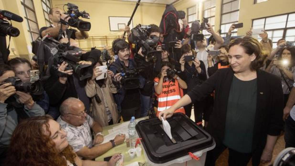 Colau, ayer durante su votación en el referéndum