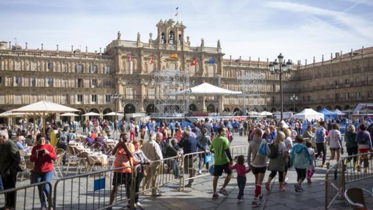 Imagen de la Plaza Mayor de Salamanca durante la carrera solidaria
