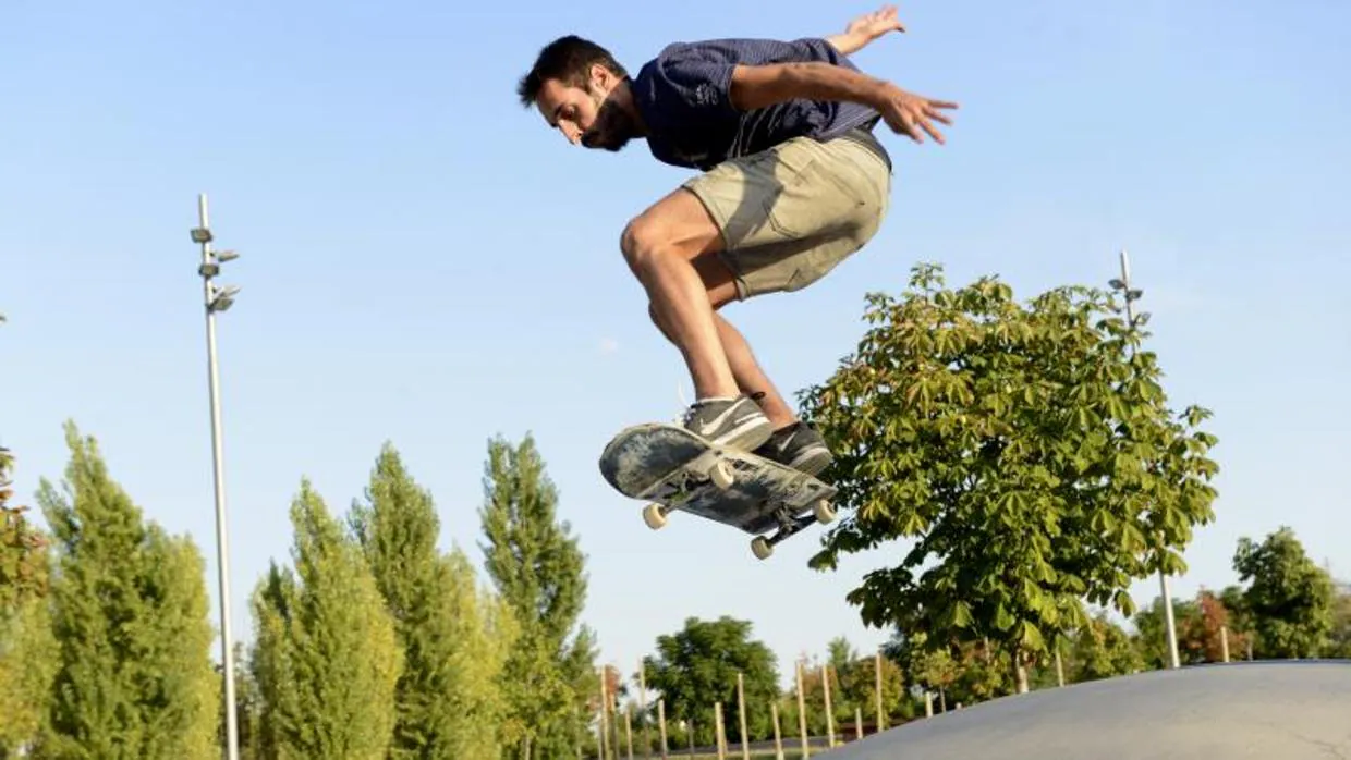 Un chico practica skate en el skatepark de Madrid Río.