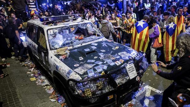 Los vídeos que demuestran el acoso a la Policía por el referéndum: «¡Fascistas, ocupas, cabrones!»