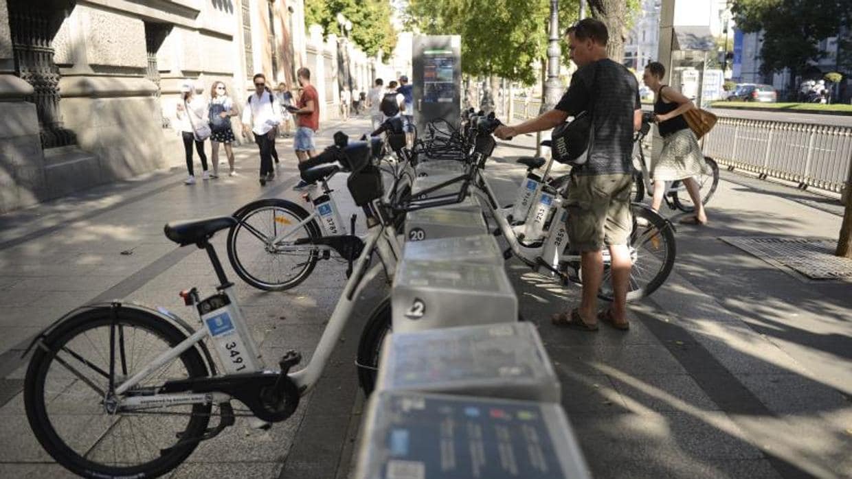 Un usuario coge una bicicleta de Bicimad en la estación de la calle Alcalá ubicada junto al Metro Sevilla