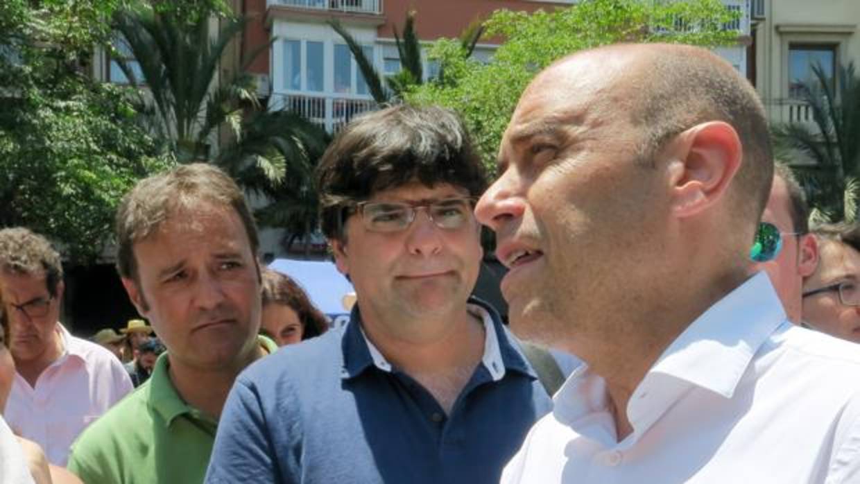 Imagen de Echávarri junto a Miguel Ángel Pavón (centro) y Natxo Bellido (izquierda), socios de partido